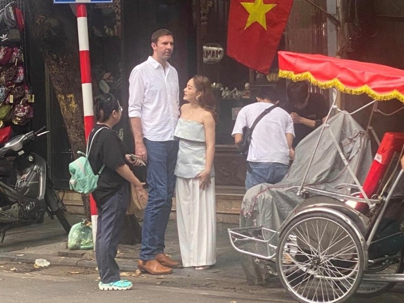 Mới đây, mạng xã hội lan truyền hình ảnh diễn viên Lan Phương và ông xã cao 2m qua ống kính "team qua đường". Người này viết: "Vô tình gặp chị Lan Phương cùng chồng ở ngoài đời. Chị ấy xinh lắm luôn".
