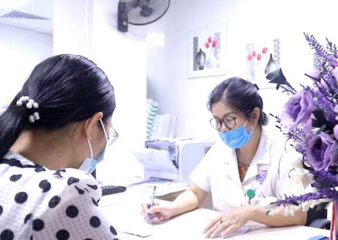 Tư vấn, thăm khám cho người bệnh