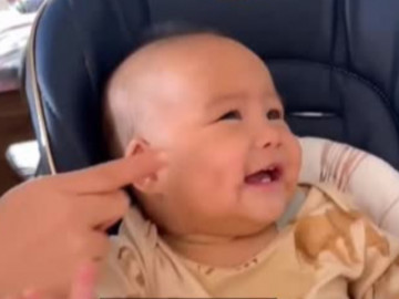 Phản ứng hài hước của bé khi phũ với bố