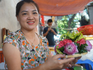 Người Hà Nội đặt mua đĩa hoa, gói hoa đẹp mê mẩn cúng ngày Rằm tháng 7, khi biết giá nhiều người khen rẻ