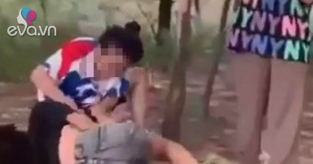 Gallery - Tin tức 24h: Nữ sinh lớp 8 bị nhóm bạn nữ học cùng trường hành hung, lột quần áo