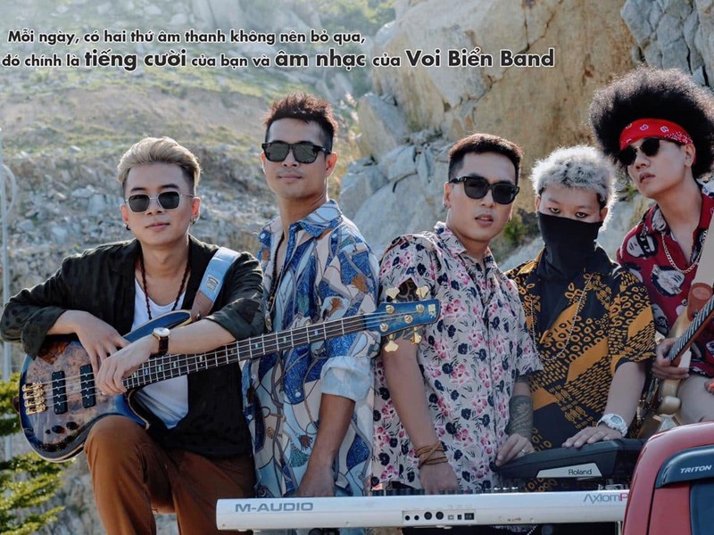 Được biết khi Trương Thế Vinh thành lập Voi biển band, Huy Bảo đã tham gia và cùng nhau đi diễn khắp nơi, quay MV như Happyn, Rước dâu, Hoa nở không màu và Giận chơi thôi.
