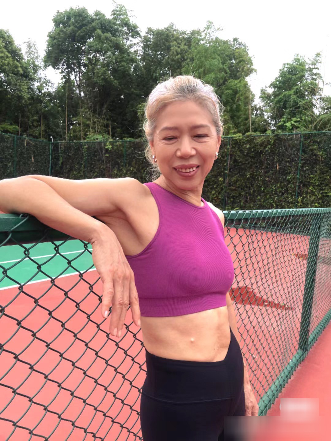 View - Bà lão U70 da nhăn, tóc bạc vẫn có dáng thiếu nữ, cơ bụng săn chắc khiến chị em trẻ tuổi chào thua