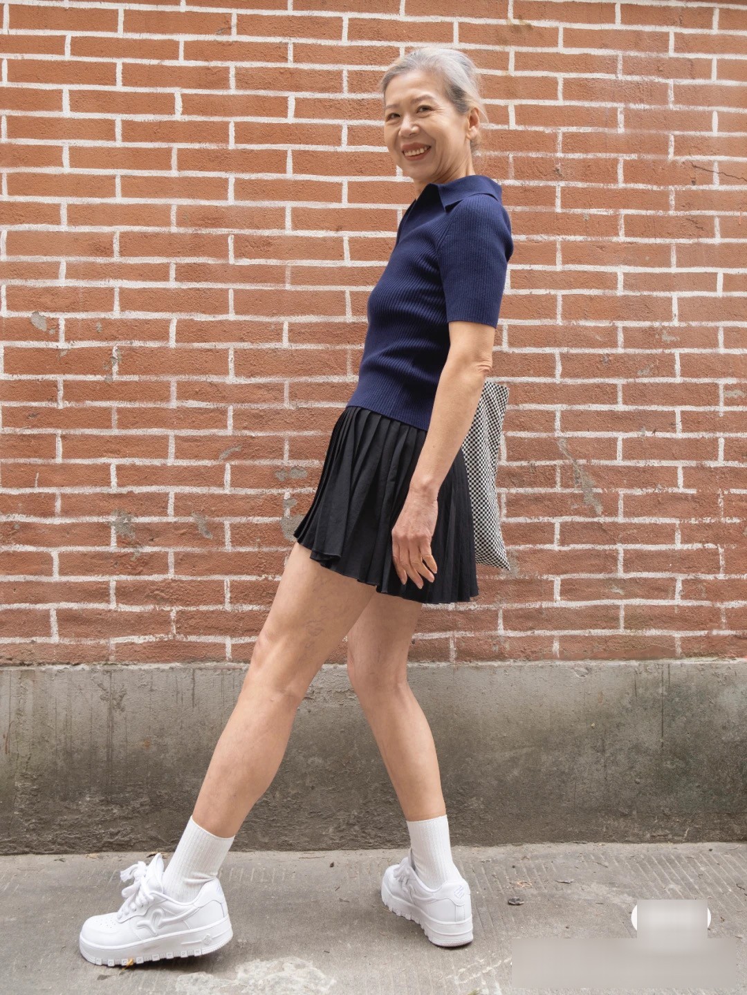 View - Bà lão U70 da nhăn, tóc bạc vẫn có dáng thiếu nữ, cơ bụng săn chắc khiến chị em trẻ tuổi chào thua