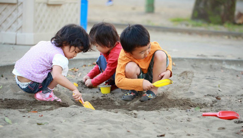 Những hoạt động như, dành thời gian cùng trẻ đi dạo trong công viên, khu vườn hoặc khu rừng gần nhà. Khám phá các loài cây, hoa, côn trùng và động vật. Trẻ có thể học về môi trường tự nhiên và nhận thức về sự đa dạng của cuộc sống.
