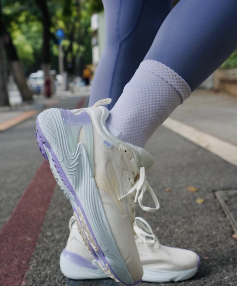 Đi bộ bằng mũi chân có thể dẫn đến đau ở hông, đầu gối và mắt cá chân.