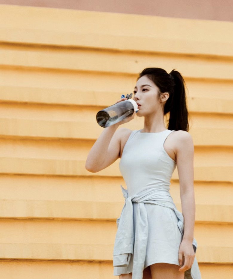 Nếu uống quá ít sẽ khiến cơ thể mất nước, dễ bị choáng và kiệt sức khi đi bộ.