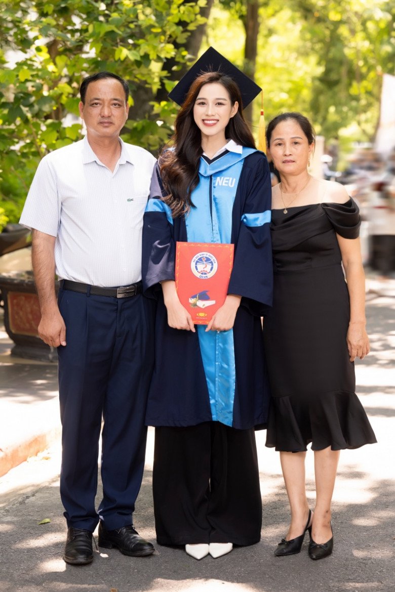 Hình ảnh rạng rỡ và tươi tắn của người đẹp xứ Thanh cùng bố mẹ.