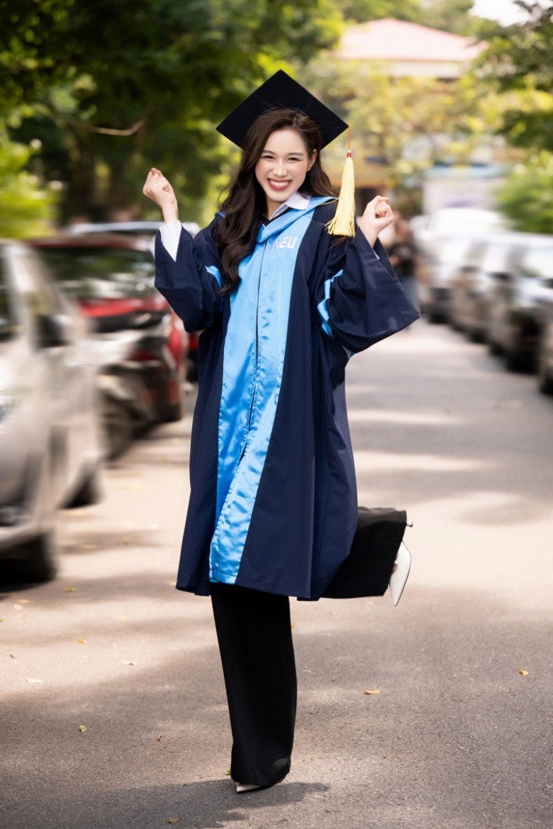 Cô cũng nằm trong đội tuyển thi học sinh giỏi môn tiếng Anh cấp tỉnh của trường. 