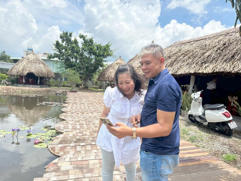 View - Hồng Vân khoe ảnh lê lết dưới đất tạo dáng chồng tài tử, hành động của Lê Tuấn Anh được nhiều lời khen