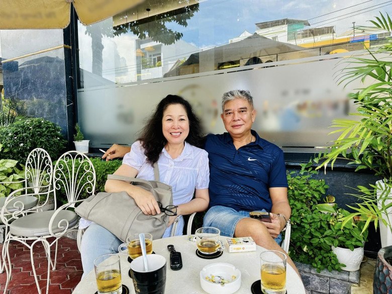 View - Hồng Vân khoe ảnh lê lết dưới đất tạo dáng chồng tài tử, hành động của Lê Tuấn Anh được nhiều lời khen