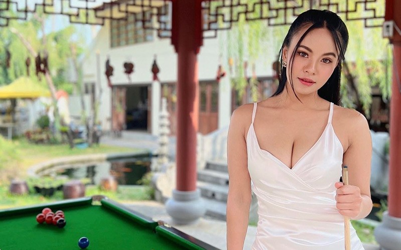 Hot girl 24 tuổi còn được người hâm mộ yêu mến và đặt cho cô biệt danh là cô nàng đánh bida nóng bỏng nhất nhì xứ Thái. 
