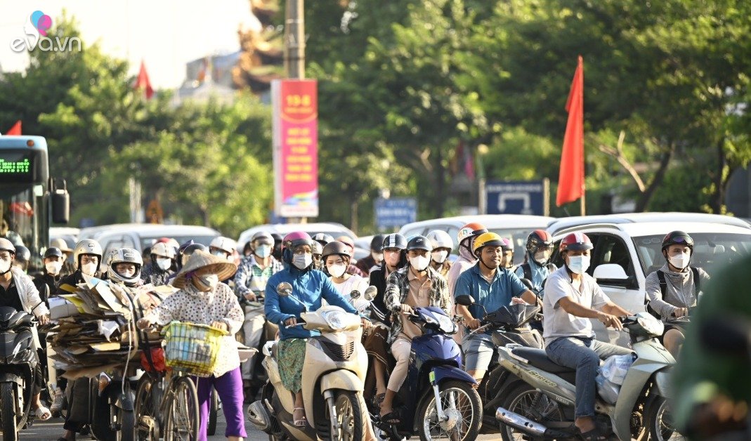 Gallery - Người dân ùn ùn về quê nghỉ lễ 2/9, tắc đường muôn nẻo ở Hà Nội, TP.HCM