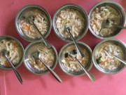 Làm mẹ - Con ở trường mẫu giáo ăn trưa mì cà chua trứng rất lạ, mẹ nghe cô giải thích lập tức chuyển trường