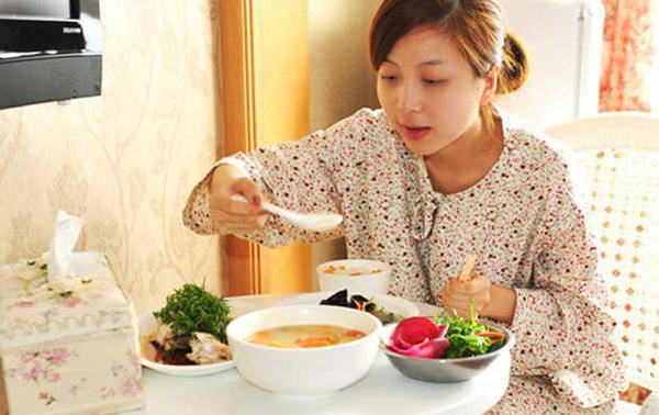 Sau sinh, phụ nữ có thể ăn cá mà không cần phải kiêng cữ. (Ảnh minh họa)