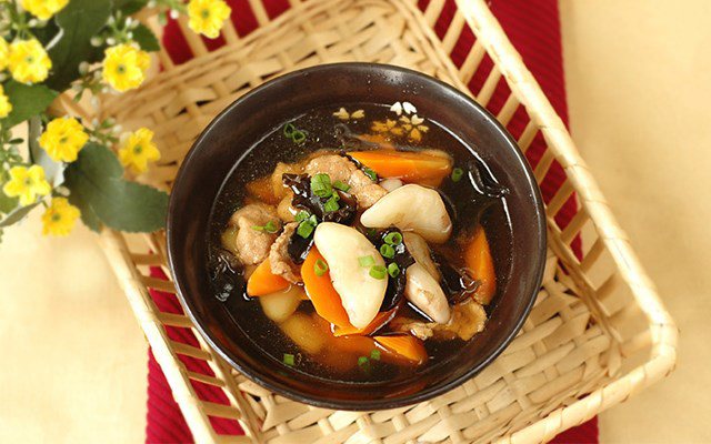 Không chỉ là món ăn vặt, củ ấu còn giống một loại thực phẩm, chế biến được nhiều món ăn ngon và bắt mắt. Ảnh minh họa. 