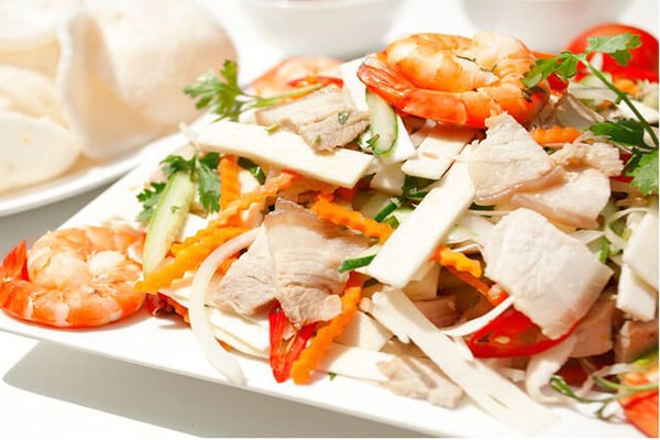 Gỏi củ hũ dừa là món nổi tiếng nhất được khách du lịch ưa chuộng