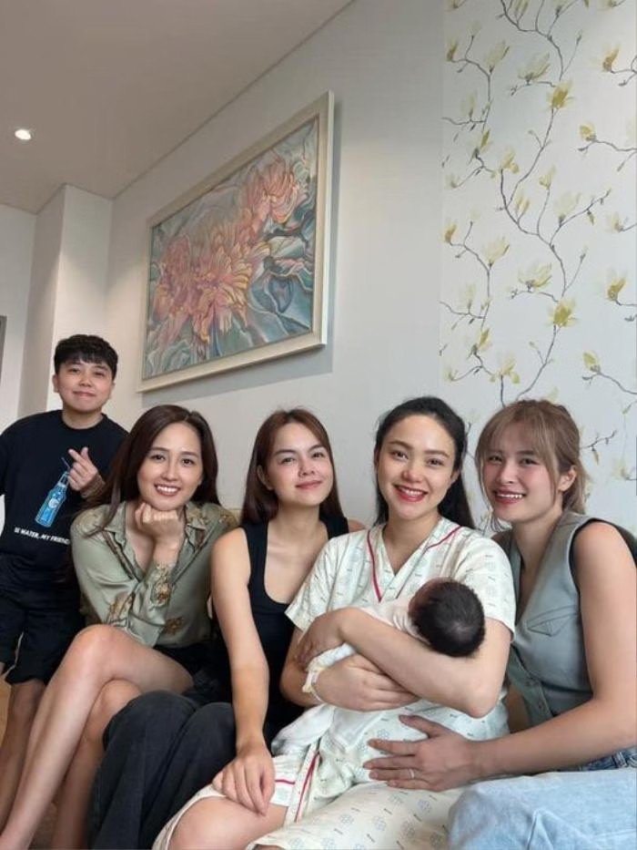 Với những hình ảnh xinh đẹp “lộ diện sau sinh” như cách của Minh Hằng hay những người nổi tiếng khác đã làm, tôi đã tự tin rằng sinh đẻ không đáng sợ như tôi đã từng nghĩ.