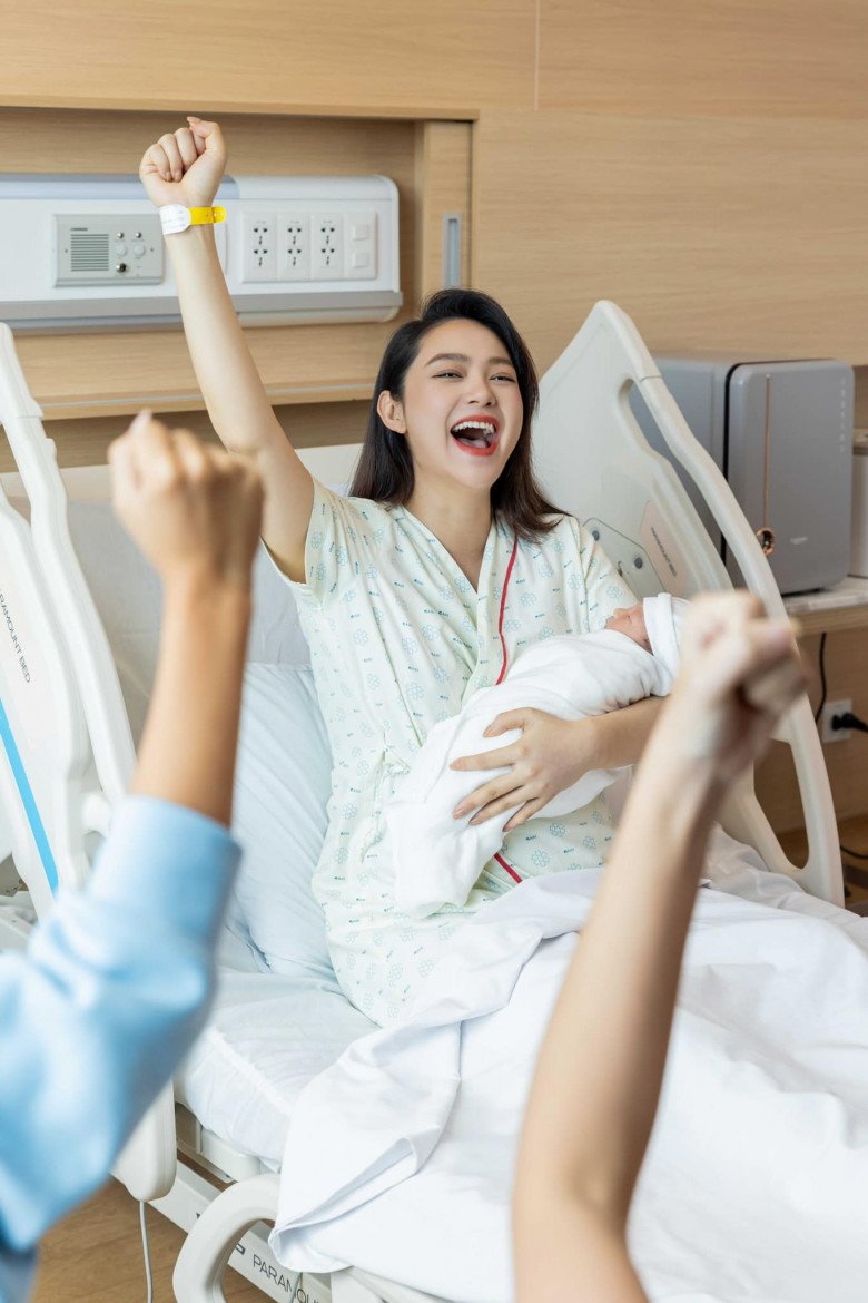Nhìn hình ảnh Minh Hằng ôm đứa trẻ trong lòng xinh đẹp và rạng rỡ như thể chưa có “cơn địa chấn” sinh đẻ quét qua thì nỗi sợ đẻ trong tôi dường như đã tiêu biến.