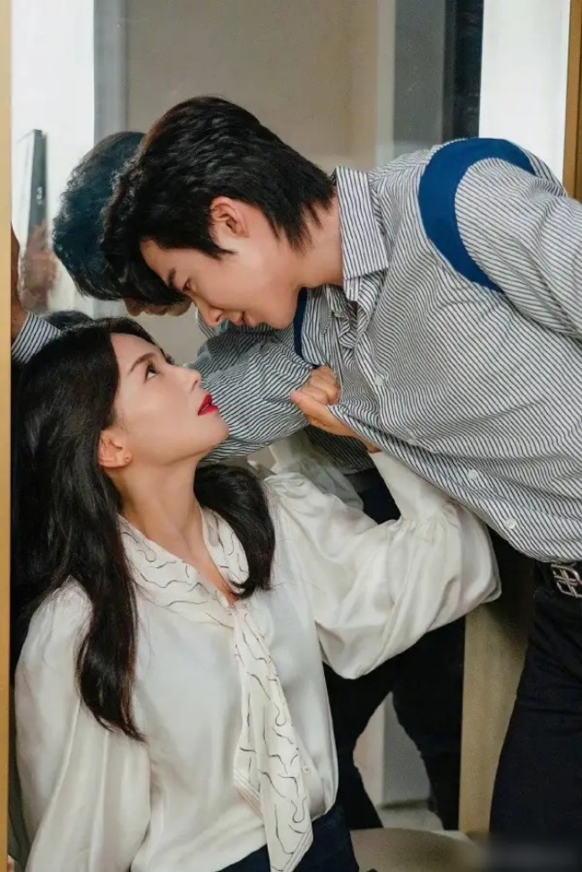 View - Trai xinh gái đẹp xứ Trung bị tẩy chay chỉ sau 1 phim: Ảnh hậu gây chấn động vì cảnh nhạy cảm