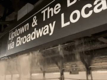 Cảnh tượng 7 triệu lít nước xối xả trút xuống ga tàu điện ngầm New York
