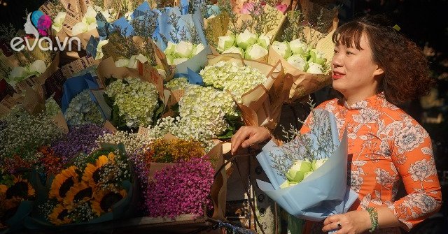 View - Khách ùn ùn lên phố chụp ảnh ngày đầu nghỉ lễ 2/9, người bán hoa vỉa hè kiếm bạc triệu chỉ sau vài tiếng