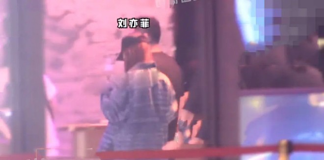 View - Lưu Diệc Phi say xỉn, xiêu vẹo đi trên phố, hình tượng thần tiên tỷ tỷ nay còn đâu?