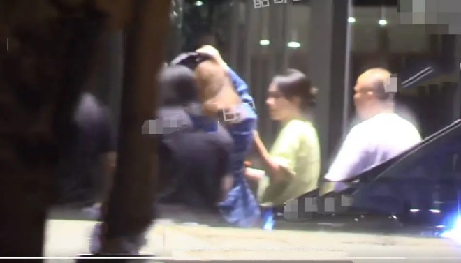 View - Lưu Diệc Phi say xỉn, xiêu vẹo đi trên phố, hình tượng thần tiên tỷ tỷ nay còn đâu?