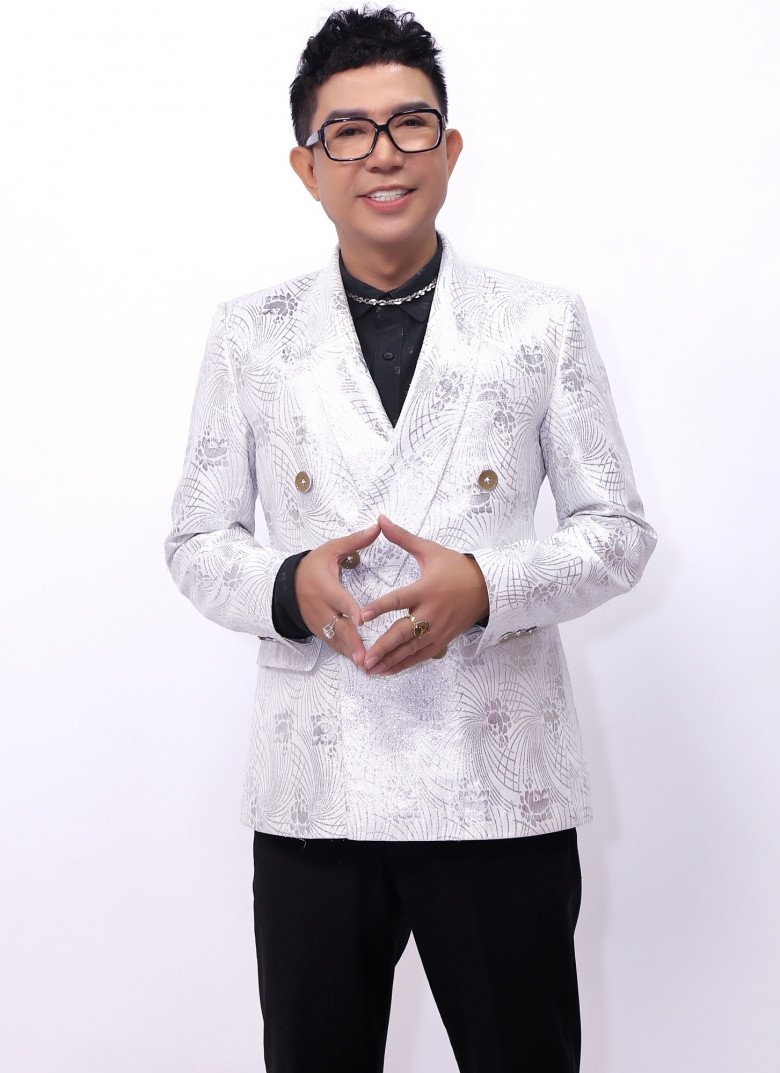 Long Nhật chia sẻ: Cha tôi dặn phải biết giữ mình, không được hư thân mất nết.