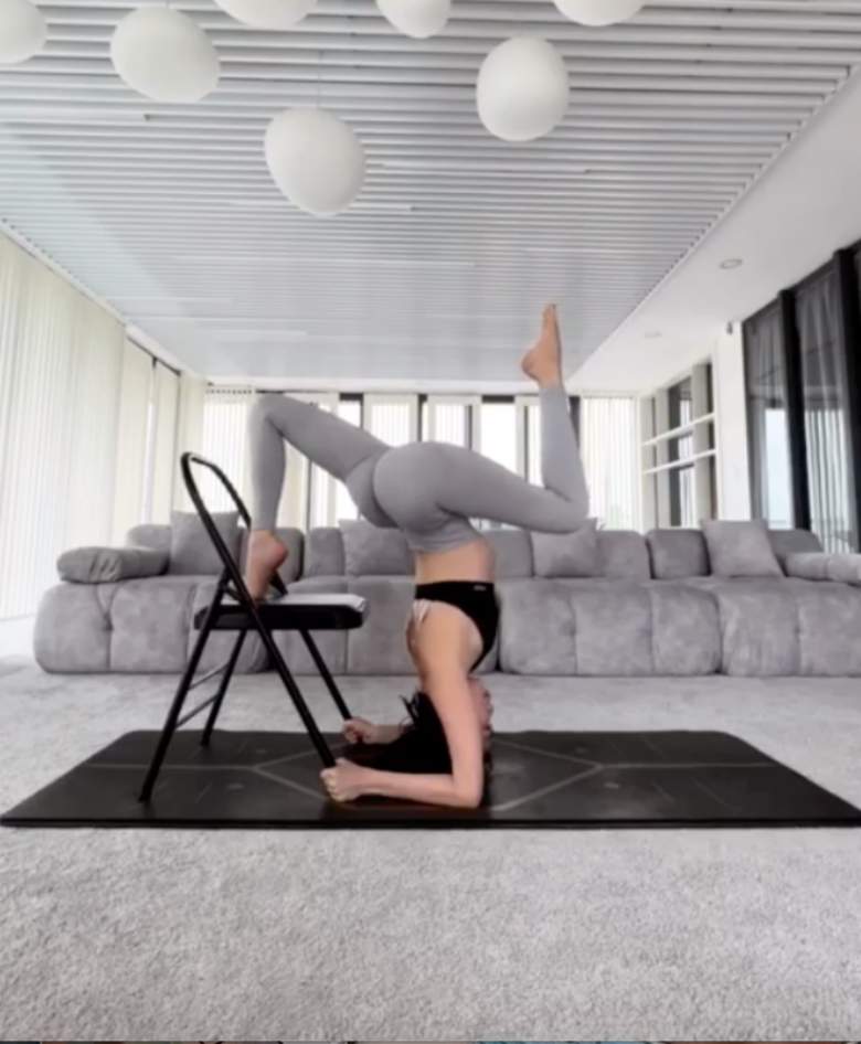 Chăm uốn mình với ghế để đốt năng lượng, body cựu nhân viên quán bida ở tuổi 34 đẹp khó tin - 6