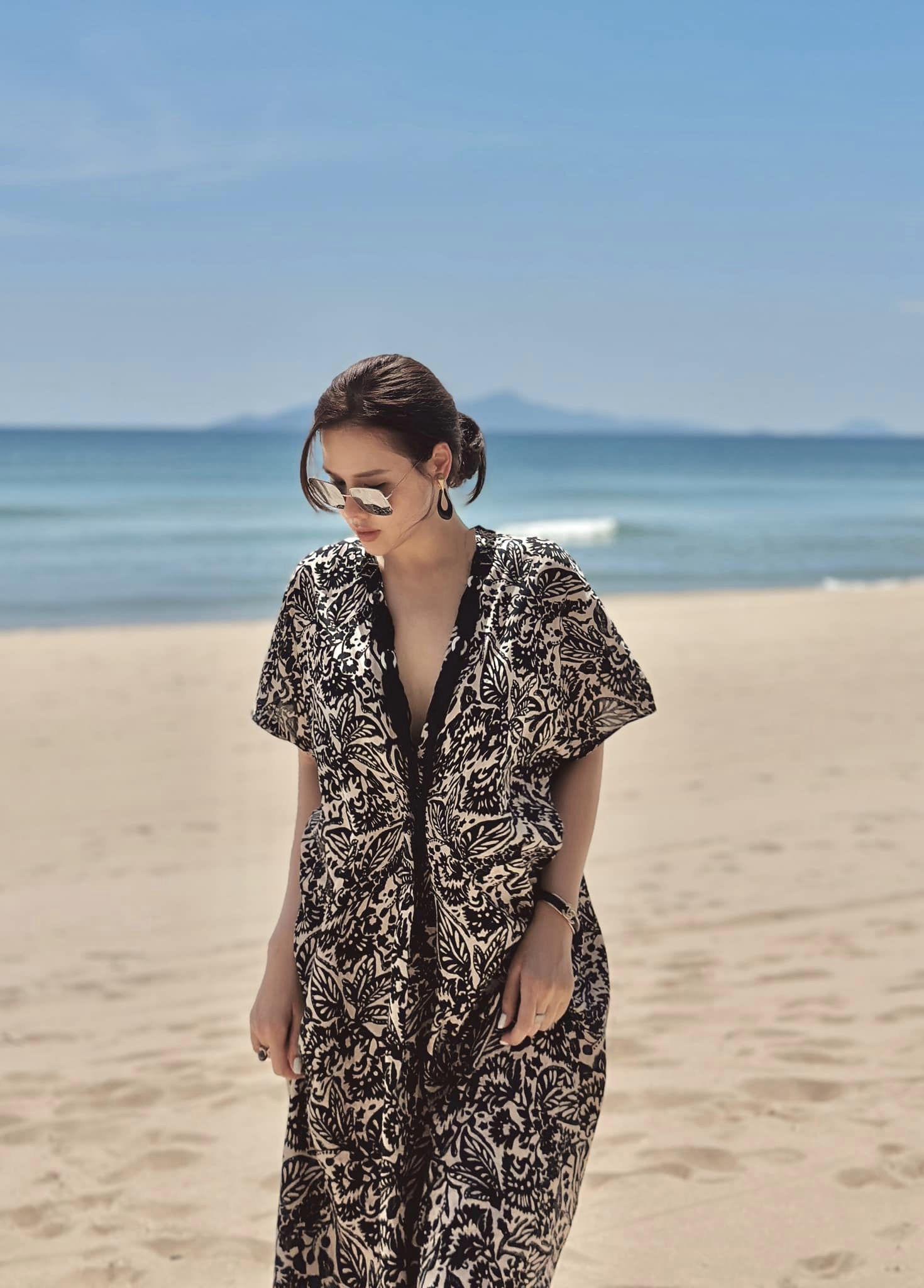 View - Phanh Lee sau sinh 2 con tự nhận bé mỡ, khoe dáng trên biển làm bao người trông mòn con mắt