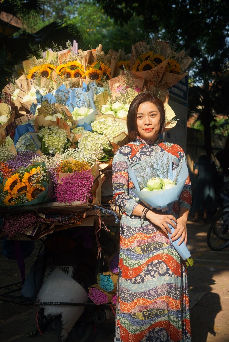 View - Khách ùn ùn lên phố chụp ảnh ngày đầu nghỉ lễ 2/9, người bán hoa vỉa hè kiếm bạc triệu chỉ sau vài tiếng