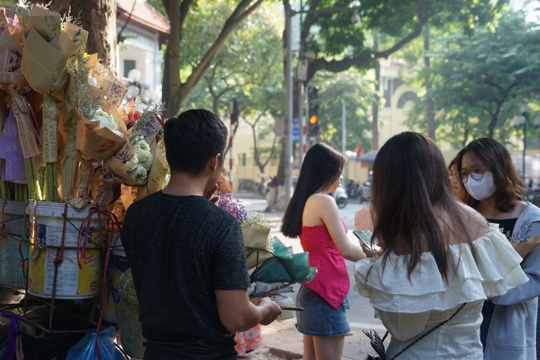 View - Khách ùn ùn lên phố chụp ảnh ngày đầu nghỉ lễ 2/9, người bán hoa vỉa hè kiếm bạc triệu chỉ sau vài tiếng
