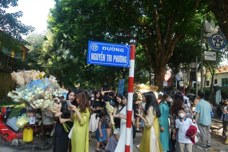 View - Khách ùn ùn lên phố chụp ảnh ngày đầu nghỉ lễ 2/9, người bán hoa vỉa hè kiếm bạc triệu chỉ sau vài tiếng