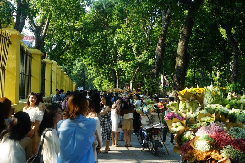 View - Khách ùn ùn lên phố chụp ảnh ngày đầu nghỉ lễ 2/9, người bán hoa vỉa hè kiếm bạc triệu chỉ sau vài tiếng