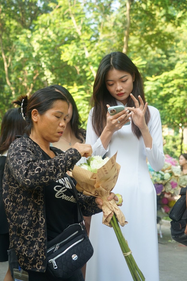 View - Khách ùn ùn lên phố chụp ảnh ngày đầu nghỉ lễ 2/9, người bán hoa vỉa hè kiếm bạc triệu chỉ sau vài tiếng