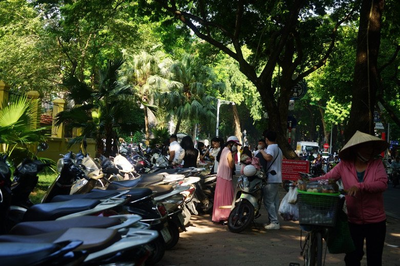 View - Khách ùn ùn lên phố chụp ảnh ngày đầu nghỉ lễ 2/9, người bán hoa vỉa hè kiếm bạc triệu chỉ sau vài tiếng