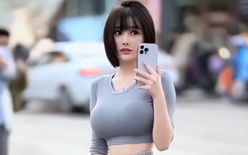 Qian khoe khéo vòng eo thon gọn và săn chắc với chiếc áo croptop ôm chặt lấy vòng một dẫy đà, cô nàng trang điểm nhẹ nhàng vẫn trở nên nổi bật. 
