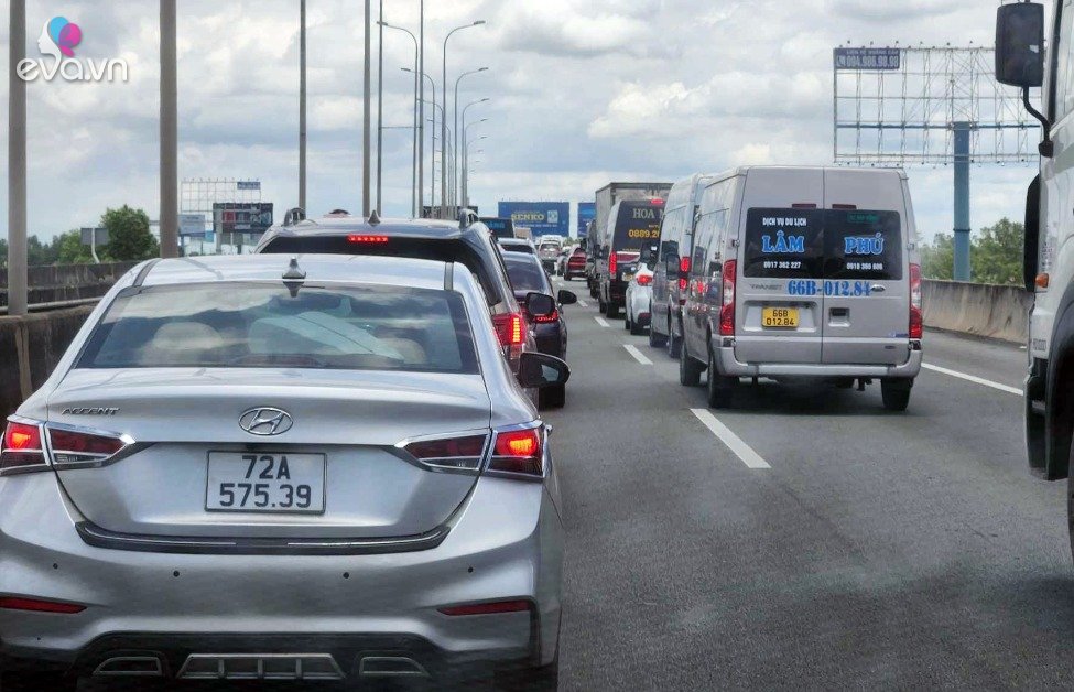 Gallery - Đi chơi lễ từ lúc mờ sáng, nhiều người vẫn không thoát được kẹt xe