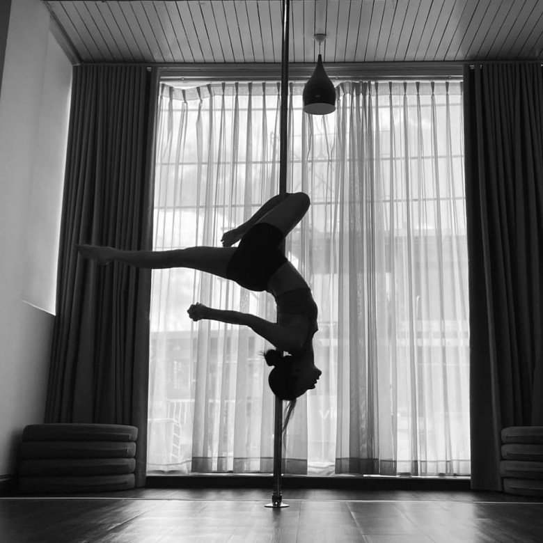 View - Lộn ngược tập Pilates và Pole Dance giữ dáng, nàng mẫu Sài thành gặp hiện tượng lạ trên da, chuyên gia lên tiếng