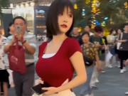 Thời trang - Mặc váy trễ nải, hot girl khéo xử lý sự cố tụt váy giữa hàng chục ống kính máy quay