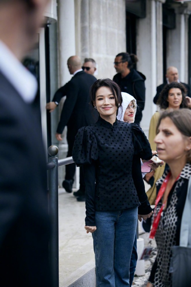 View - Thư Kỳ kín như bưng trên trường quốc tế nhưng vẫn được khen đẹp xuất thần