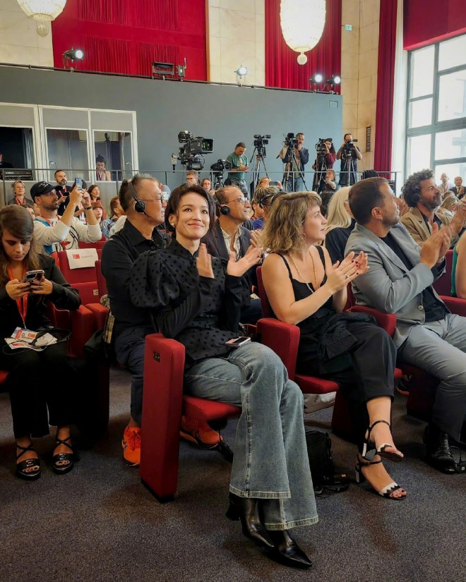 View - Thư Kỳ kín như bưng trên trường quốc tế nhưng vẫn được khen đẹp xuất thần