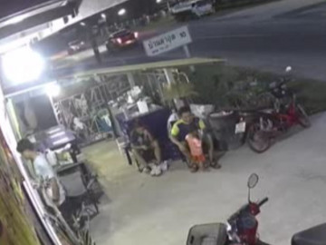 Clip: Bất cẩn để con vặn tay ga, 2 cha con đâm xuyên cửa kính