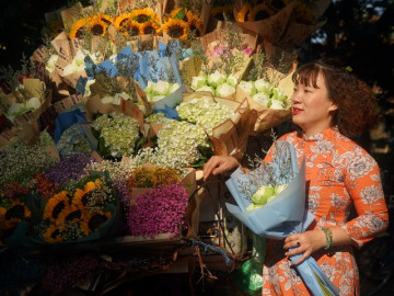 Khách ùn ùn lên phố chụp ảnh ngày đầu nghỉ lễ 2/9, người bán hoa vỉa hè kiếm bạc triệu chỉ sau vài tiếng