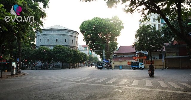 Gallery - Hà Nội thanh bình sáng 2/9, nhiều người mặc áo cờ Tổ quốc ra phố đón Tết Độc lập
