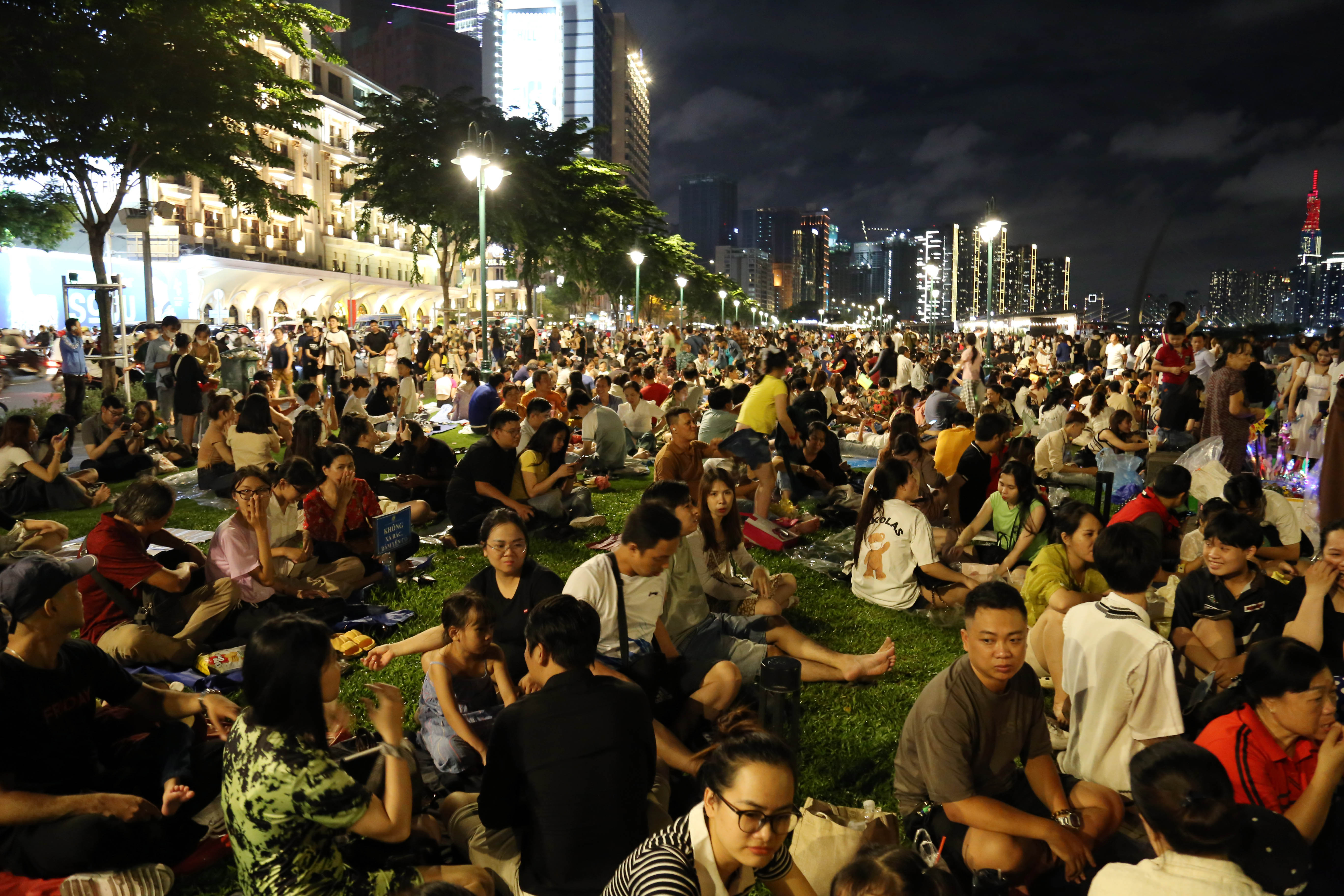 View - Pháo hoa rực sáng trên bầu trời TP.HCM mừng Tết độc lập