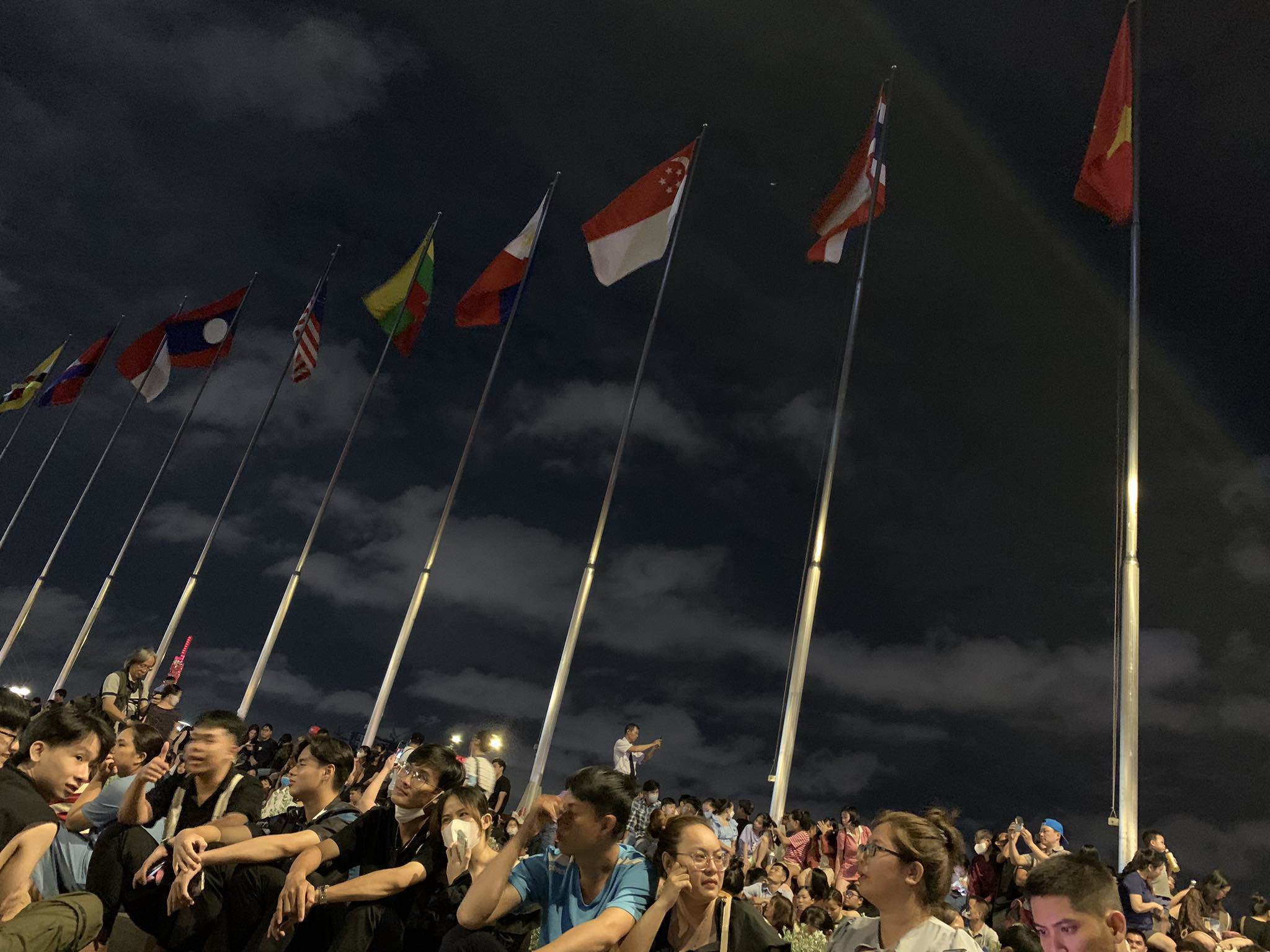 View - Pháo hoa rực sáng trên bầu trời TP.HCM mừng Tết độc lập