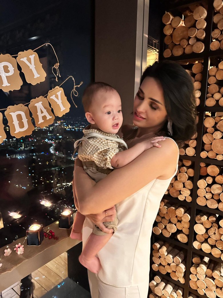 View - Mẹ vợ Ukraine của Bùi Tiến Dũng diện váy ngắn, dáng vẻ gợi cảm khó tin dù đã qua 3 lần sinh nở