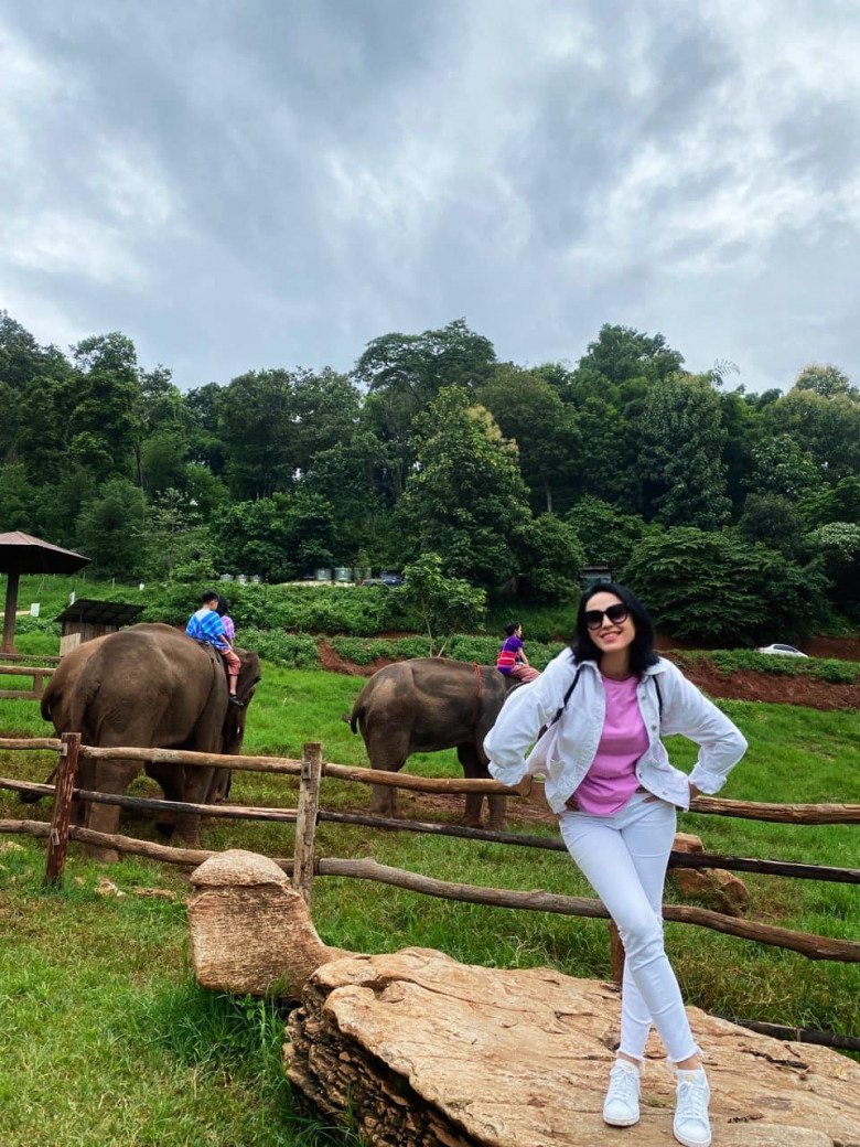 View - Mẹ vợ Ukraine của Bùi Tiến Dũng diện váy ngắn, dáng vẻ gợi cảm khó tin dù đã qua 3 lần sinh nở